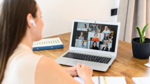 Lee más sobre el artículo DERECHOS DEL TELETRABAJADOR DEL SECTOR PRIVADO ANTE LA IMPOSICIÓN DE SUPERVISIÓN CON DISPOSITIVOS DE AUDIO Y/O VIDEO